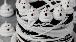 25 Halloween Cake Ideas That Are Dreadfully Delicious – Brit + Co