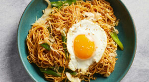 Soy Sauce Noodles With Cabbage and Fried Eggs Recipe – The New York Times