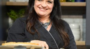 Food Network’s Alex Guarnaschelli Is On a Mission to Help Single Moms – E! NEWS