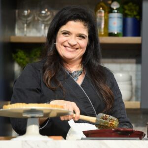 Food Network’s Alex Guarnaschelli Is On a Mission to Help Single Moms – E! NEWS