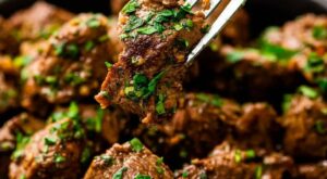 Steak Bites with Garlic Butter | Steak bites, Easy steak recipes, Beef recipes easy