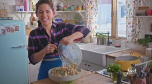 How to Make Molly’s Crunchy Snap Pea Popcorn Salad | Def going to start adding POPCORN to every single salad now, Molly Yeh! Croutons, who?! 😅🍿🥗

Watch #GirlMeetsFarm, Sundays @ 11a|10c and subscribe to… | By Food Network | Facebook