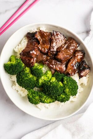 This easy 20-minute Beef Teriyaki recipe can be made with store-bought or homemade teriyaki sauce and is perfect for quick weekni… | Beef, Teriyaki, Teriyaki recipe