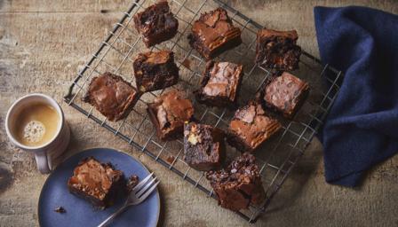 Salted caramel brownies recipe – BBC