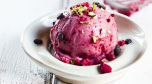 This 2-Ingredient Berry ‘Ice Cream’ Is the Only Dessert You’ll Ever Want to Eat Again