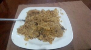 How to prepare yummy chicken pilau for dinner