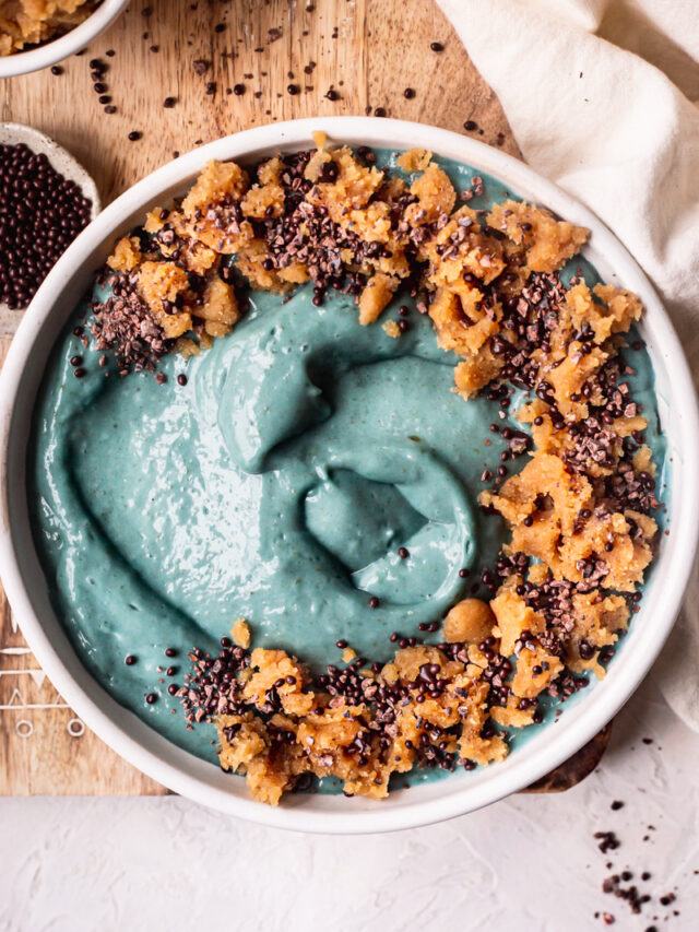 Cookie Monster Smoothie Bowl (dairy-free, gluten-free, DYE-FREE!) – Healthy Little Vittles