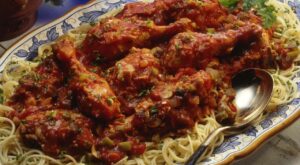 Easy Chicken Cacciatore With Stewed Tomatoes and Red Wine