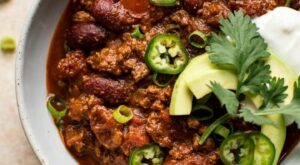 The best quick and easy beef chili recipe is right here! 30 minutes on the stove and you’re done. It’s healthy and … | Quick chili recipe, Quick chili, Beef recipes