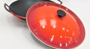Buy Le Creuset Enameled Cast Iron 5 Qt Wok w/Lid in Red for USD 129.99 | GoodwillFinds