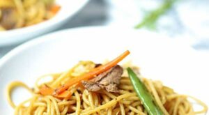 This easy beef lo mein recipe is a great combination of tender noodles, crunchy veggies, beef, and a y… | Beef lo mein recipe, Lo mein recipes, Best chicken recipes