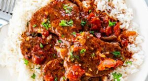 This Easy Swiss Steak recipe is made with inexpensive beef, cooked down until tender in a flavorful tomato sauce. … | Swiss steak, Swiss steak recipes, Steak dinner