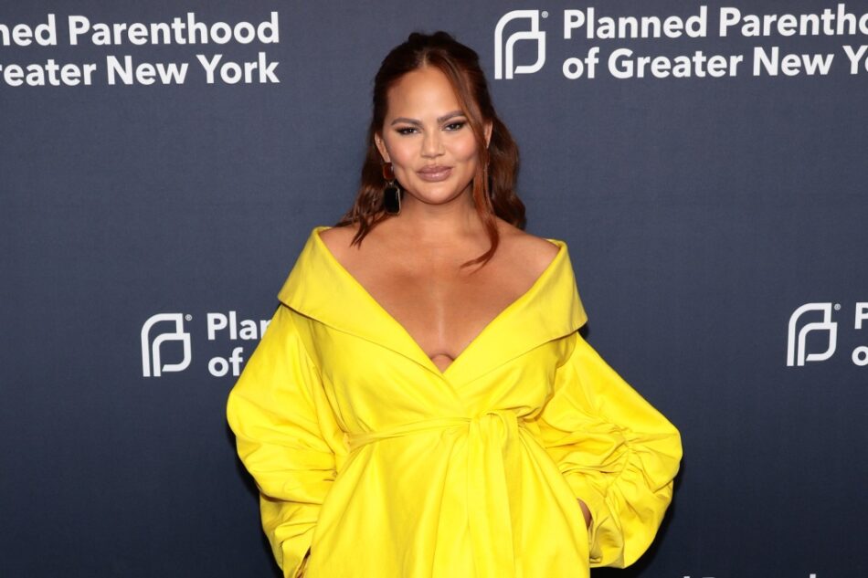 Chrissy Teigen’s Lookalike Daughter Esti Is Too Sweet in New Photos With Her Mama – SheKnows