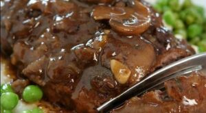 Salisbury Steak in Mushroom Onion Gravy | Homemade salisbury steak, Beef steak recipes, Cube steak recipes