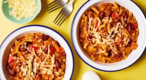 ‘Deliciously indulgent’ one-pot chilli mac and cheese