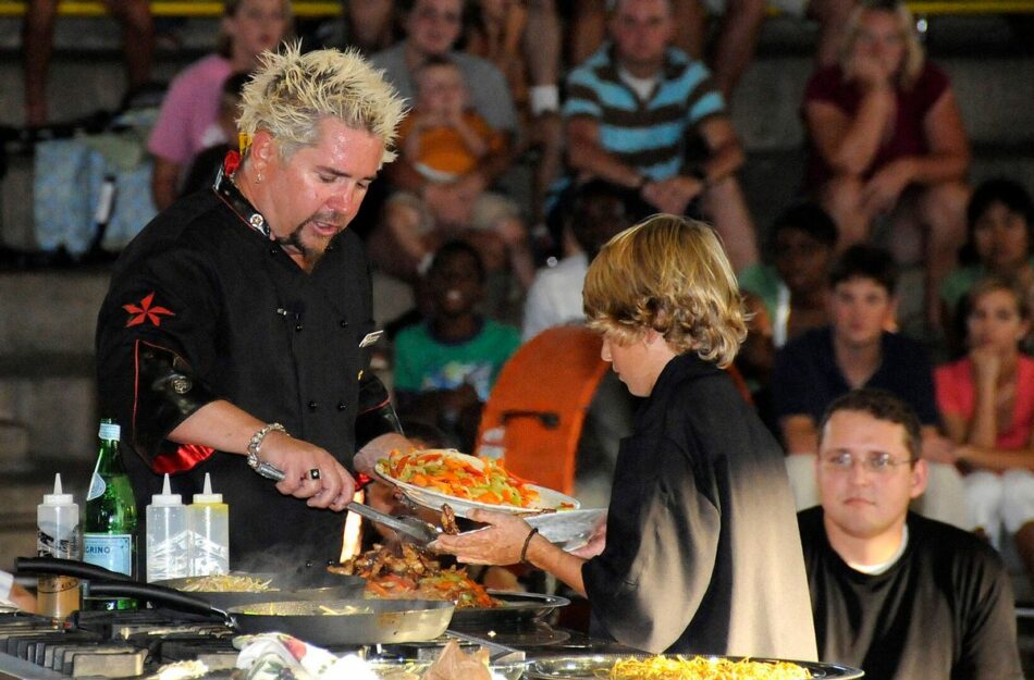 No, Guy Fieri Did Not Cancel Garth Brooks’ Reservation at His Restaurant