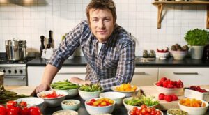 Scale up free school meals, says Jamie Oliver