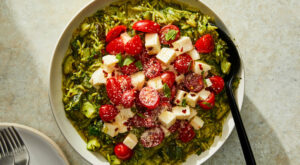 One-Pan Zucchini-Pesto Orzo With a Bright Caprese Topping