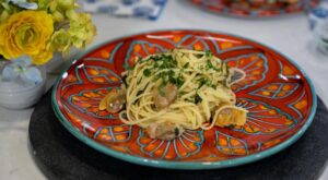 Alex Guarnaschelli shares her mom’s recipe for linguine with clams – TODAY