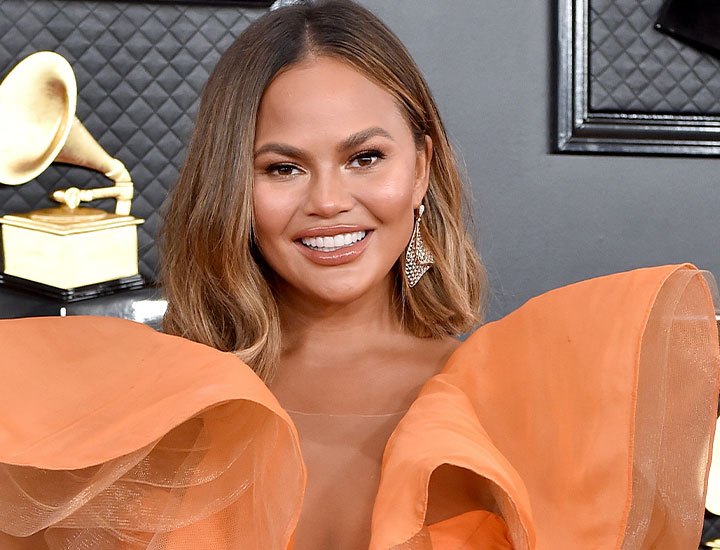 Chrissy Teigen Posts Sweet Video of Her Four Kids All Wearing Matching Outfits – AOL