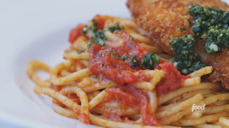 How to Make Michael Symon’s Spaghetti with Quick Pesto Tomato Sauce | This vibrant pesto + grilled tomato sauce combo is “literally a thousand times better than anything you can buy in a jar” – Michael D. Symon 🤩🥫 

Watch a… | By Food Network | Facebook