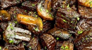 A quick and delicious dinner that stretches a sirloin steak. The mushrooms get a great flavor fro… | Sirloin steak recipes, Sirloin recipes, Beef recipes for dinner
