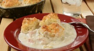Grandma’s Skillet Chicken Pot Pie Recipe With Biscuits Is Good Old-Fashioned Comfort Food | Poultry | 30Seconds Food