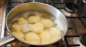 How long should you boil potatoes to cook them properly?