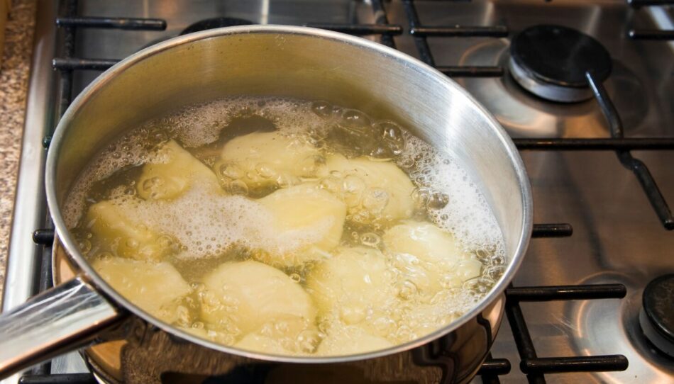 How long should you boil potatoes to cook them properly?