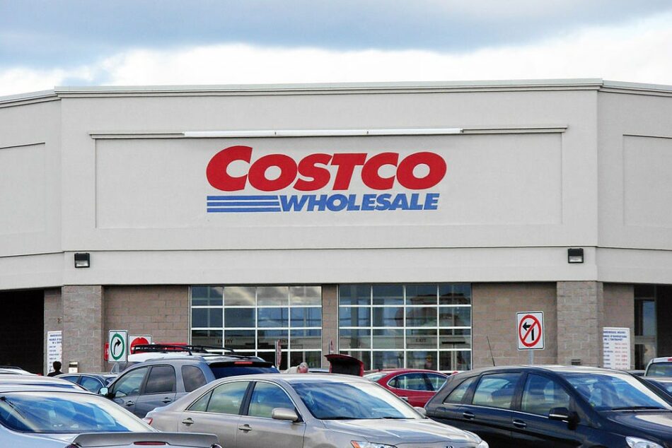 Costco’s Competitive Landscape: Target, Amazon, and Walmart Up Their Game – Costco Wholesale (NASDAQ:COST)