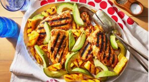 This 5-Ingredient Chicken with Pineapple & Avocado Is Spicy & Sweet – EatingWell