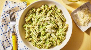 This 5-Ingredient Creamy Green Pea Pesto Pasta Packs in 15 … – EatingWell