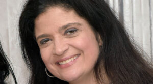 Alex Guarnaschelli’s Signs For Perfectly Cooked Shrimp – Exclusive – Tasting Table