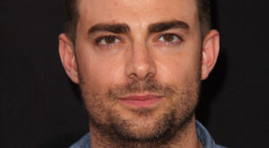 The Most Outlandish Dessert Jonathan Bennett Remembers From Cake Wars – Exclusive