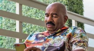 Killing rumour with humour! Steve Harvey responds to viral hoax RIP Harvey trend with a comic meme on Twitter