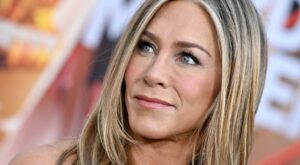 Jennifer Aniston’s Vacation Pics With Celeb Pals Will Keep Summer Going