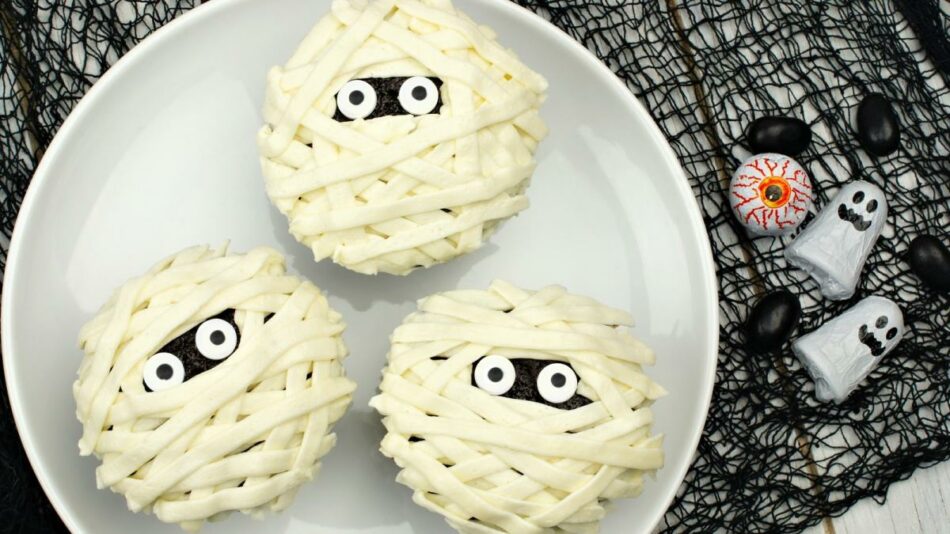 Mummy Cupcakes Will Take Your Halloween Party To The Next Level