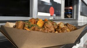 Comfort food on wheels: Food trailer serves chicken pot pie, pot roast and other time-honored dishes | Dining review