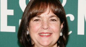 Ina Garten’s Simple Trick To Avoid Crumbs While Frosting A Cake