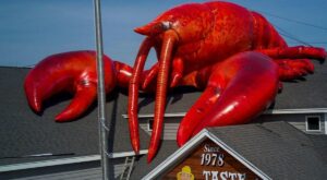 The World’s Largest Inflatable Lobster Sits Atop a Restaurant in Maine