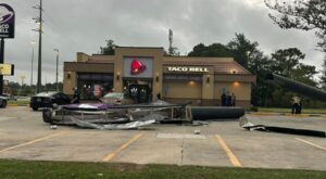 Taco Bell sign falls on car; see how driver ‘miraculously’ survives – Yahoo News