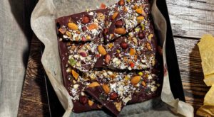 This TikTok Viral Chocolate Date Bark Tastes Just Like Snickers – Real Simple